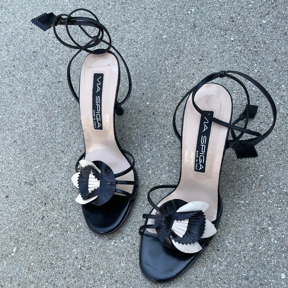 Via Spiga Black And Powder Saltair Flower Heels